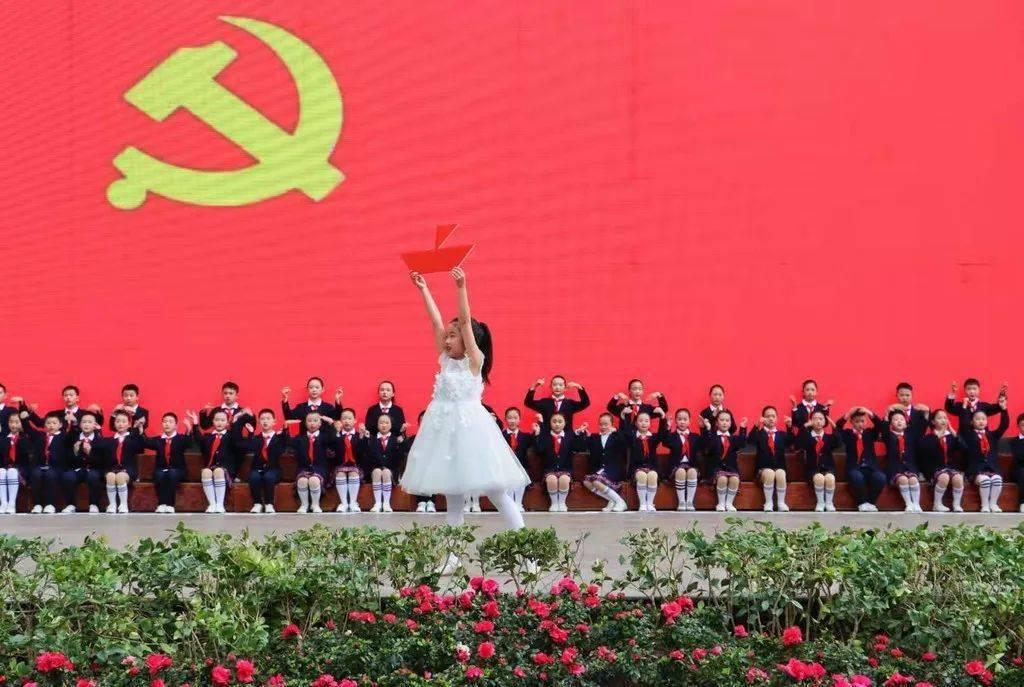 贵州两名落马女厅官被逮捕画面曝光：一人想念父母做的菜，一人带好衣服主动投案